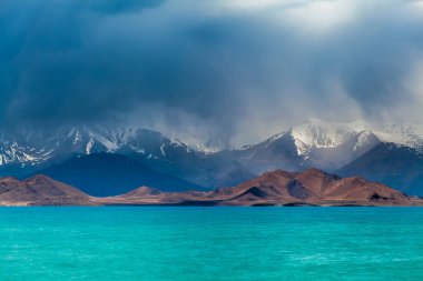 Tacikistan, Pamir 'deki Karakul gölünün güzel manzarası