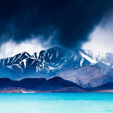 Tacikistan, Pamir 'deki Karakul gölünün güzel manzarası