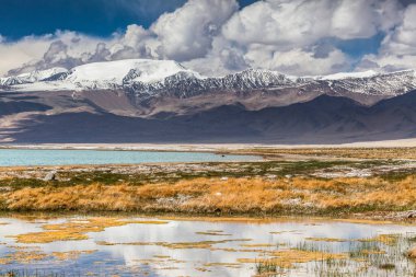 Tacikistan, Pamir 'deki Karakul gölünün güzel manzarası