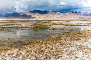 Tacikistan, Pamir 'deki Karakul gölünün güzel manzarası