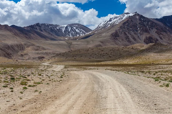 Pamir 'in güzel manzarası ve Wachan Koridoru boyunca uzanan yol