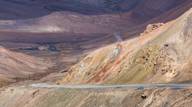 Tacikistan 'daki Ak-Baital Geçidi' ndeki Pamir dağlarının güzel manzarası.