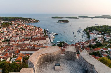 Hırvatistan 'ın Hvar adasındaki Hvar kasabasının güzel manzarası Eylül 2016' da Hvar 'da.