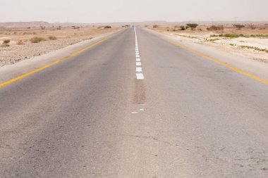 İsrail 'deki Negev Çölü' nden geçen yol manzarası.