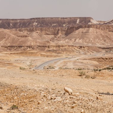 İsrail 'deki Negev Çölü' nden geçen yol manzarası.