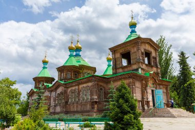 KARAKOL, KYRGYZSTAN - CIRCA HAZİRAN 2017: Karakol, Issyk-Kul bölgesindeki Kutsal Üçlü Ortodoks Kilisesi.