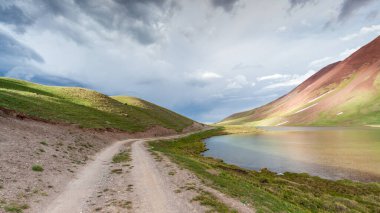 Kırgızistan 'da fırtınada Tulpar Kul Gölü' nün güzel manzarası