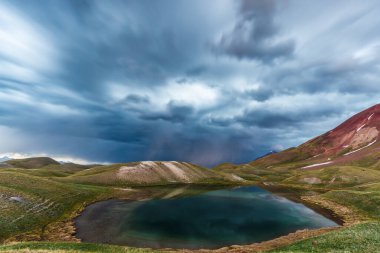 Kırgızistan 'da fırtınada Tulpar Kul Gölü' nün güzel manzarası