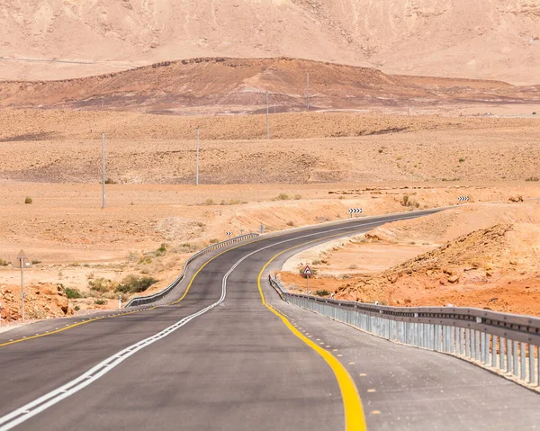 イスラエルのネゲヴ砂漠を通る道路の眺め — ストック写真