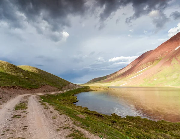 Hermosa Vista Del Lago Tulpar Kul Kirguistán Durante Tormenta — Foto de Stock