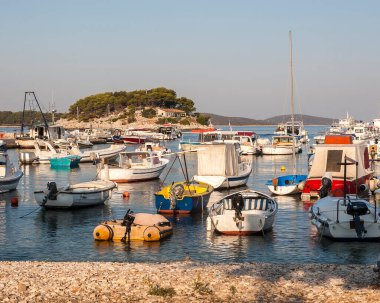 Hırvatistan 'ın Hvar adasında yer alan küçük bir kasaba olan Stari Grad, Ağustos 2016' da Stari Grad 'da görülüyor..