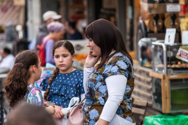 JERUSALEM, ISRAEL - CIRCA MAYIS 2018: Mahaneh Yehuda Pazarı 'ndaki İsrailliler.
