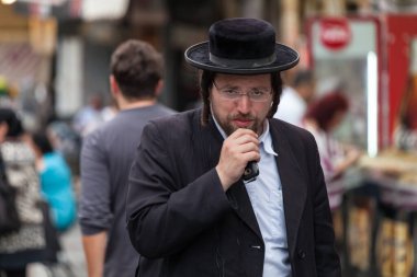 JERUSALEM, ISRAEL - CIRCA MAYIS 2018: Mahaneh Yehuda Pazarı 'ndaki İsrailliler.