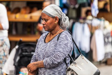JERUSALEM, ISRAEL - CIRCA MAYIS 2018: Mahaneh Yehuda Pazarı 'ndaki İsrailliler.