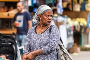 JERUSALEM, ISRAEL - CIRCA MAYIS 2018: Mahaneh Yehuda Pazarı 'ndaki İsrailliler.