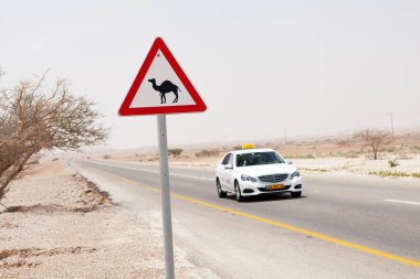 NAGEV, ISRAEL - CIRCA MAYIS 2018: Nagev Çölü boyunca yol manzarası Mayıs 2018.