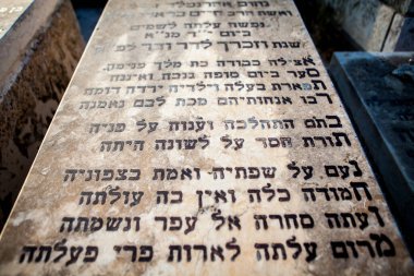 JERUSALEM, ISRAEL - CIRCA MAYIS 2018: Bir cemetredeki Yahudi mezar taşı görüntüsü