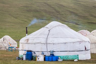 Song Kul - Kırgızistan 'ın Tian Shan Dağları' ndaki yüksek alp gölü