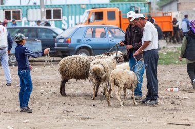 KARAKOL, KYRGYZSTAN - CIRCA HAZİRAN 2017: Karakol 'da haftalık pazar hayvan pazarı Kırgızistan' daki Issyk-Kul Gölü 'nün doğu ucu, 2017 Haziran ayı civarında Karakol' da.