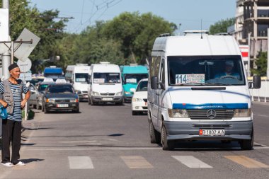 BISHKEK, KYRGYZSTAN - CIRCA HAZİRAN 2017: Kırgızistan Bişkek 'in başkentinin kalabalık sokaklarının görüntüsü Haziran 2017 Bishkek' te.