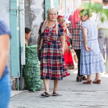 OSH, KYRGYZSTAN - CIRCA JUNE 2017: Kırgızistan 'ın güneyindeki Fergana Vadisi' nde Haziran 2017 'de yer alan Osh caddelerindeki en büyük ikinci şehir.
