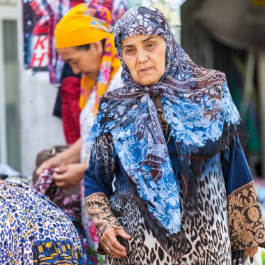 OSH, KYRGYZSTAN - CIRCA JUNE 2017: Kırgızistan 'ın güneyindeki Fergana Vadisi' nde Haziran 2017 'de yer alan Osh caddelerindeki en büyük ikinci şehir.