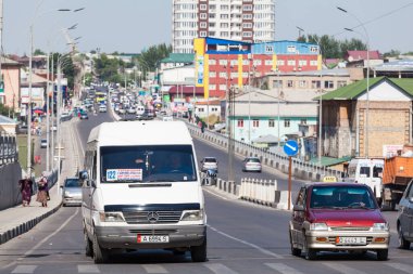 OSH, KYRGYZSTAN - CIRCA JUNE 2017: Kırgızistan 'ın güneyindeki Fergana Vadisi' nde Haziran 2017 'de yer alan Osh caddelerindeki en büyük ikinci şehir.