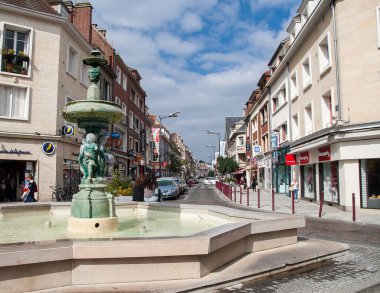 BeaUVAIS, FRANCE - CIRCA EPTEMBER 2014: Beauvai şehrinin sokaklarından biri