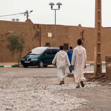HASSILAED, MOROCCO - CIRCA EPTEMBER 2014: Merzouga yakınlarındaki Hassilabied köyünün manzarası, Erg Chebbi kum tepeleri Eylül 2014 'te Hassilabied' de.