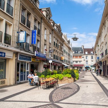 BeaUVAIS, FRANCE - CIRCA EPTEMBER 2014: Beauvai şehrinin sokaklarından biri