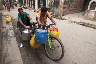 Hindu tapınaklarının genellikle koruyucuları olur, onlar da bağışçılarının bağışlarıyla ilgilenirler. Annapurna Tapınağı Ekim 2013 'te Katmandu' da.
