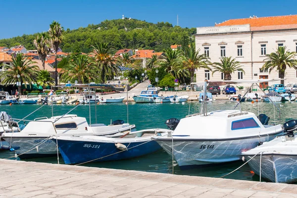 2016年8月頃にクロアチアのHvar島に位置する小さな町Stari Gradの景色Stari Grad — ストック写真