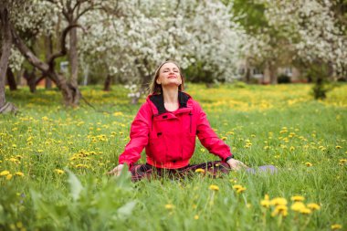 Pembe bombardıman uçağı içinde hoş bir kadın dinleniyor ve bahçede meditasyon yapıyor.. 