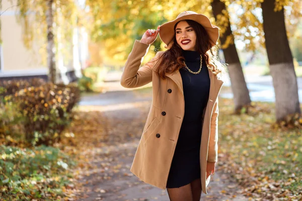 Stylisch lächelnde Frau verbringt im Herbst Zeit im Freien. — Stockfoto