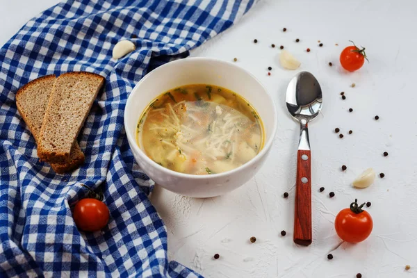 Вкусный суп из моркови, лапши, картошки. Белый фон. Обед . — стоковое фото