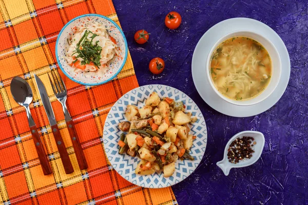 Обед из супа, жареная картошка с мясом, французская фасоль, морковь и салат из капусты . — стоковое фото