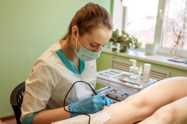 Doktor müşteriye elektro epilasyon uygulayacak..