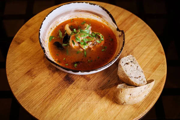 Буйабес суп из морепродуктов с рыбой, креветками, кальмарами, мускулами в белой чаше . — стоковое фото
