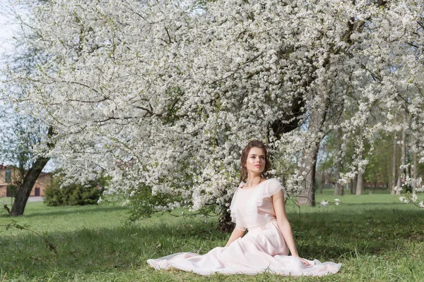 Bella Tenera Ragazza Dolce Abito Rosa Con Acconciatura Vicino All — Foto Stock