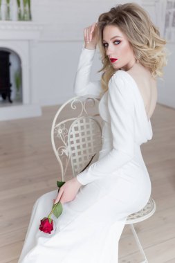 şık bir gelinlik güzel kibar gelin onun ellerinde çiçeklerle parlak bir dairede fotoğrafı