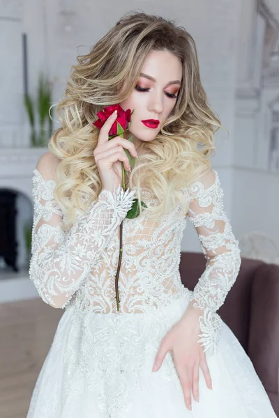 Mooie Zachte Bruid Een Chique Bruiloft Jurk Met Bloemen Haar — Stockfoto