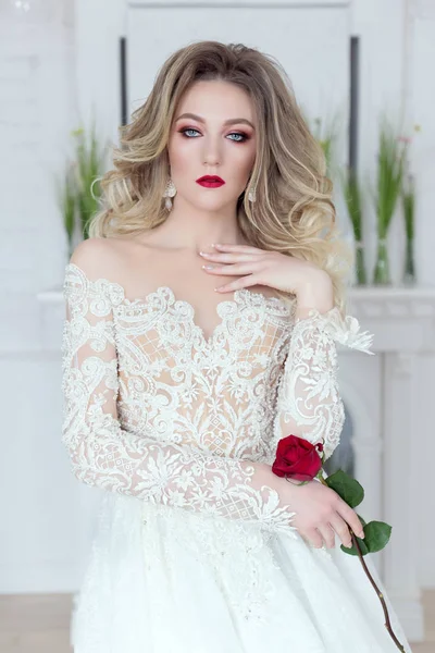 Vackra Mjuka Brud Chic Bröllopsklänning Med Blommor Händerna Fotograferad Ljus — Stockfoto