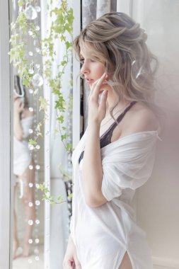 bir fincan kahve ile beyaz bir gömlek sabah penceresinde yakınındaki güzel şirin kız