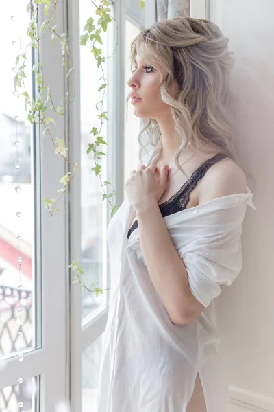 Piękny Ładna Dziewczyna Pobliżu Okna Rano Białej Koszuli Filiżanką Kawy — Zdjęcie stockowe