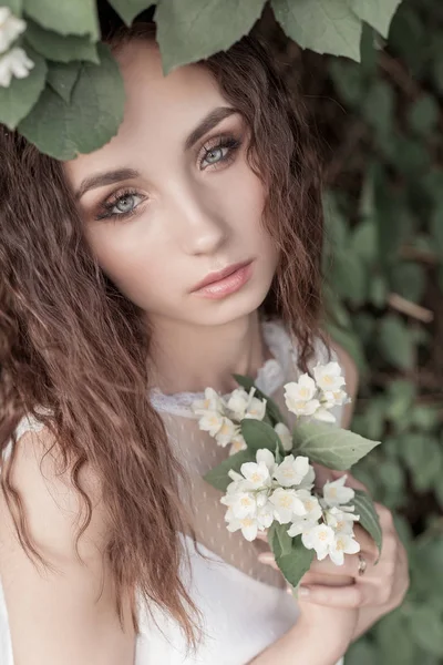 Piękny Słodkie Dziewczyny Przetargu Ciemnych Włosów Biały Letnia Sukienka Kwiatem — Zdjęcie stockowe