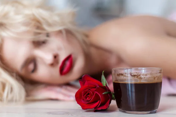 Schöne Blonde Mädchen Liegt Auf Dem Boden Mit Einer Tasse — Stockfoto