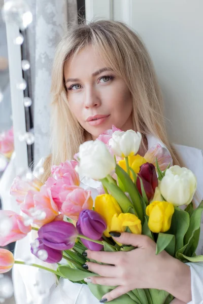 休日のための花の大きな花束を持つ美しい甘い女の子 — ストック写真