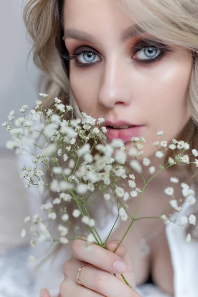Piękna Słodka Dziewczyna Dużym Bukietem Kwiatów Wakacje — Zdjęcie stockowe