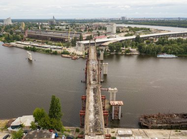 Hava aracı görüntüsü. Kiev 'deki Dinyeper nehrinin üzerindeki bir köprünün yeniden inşası.