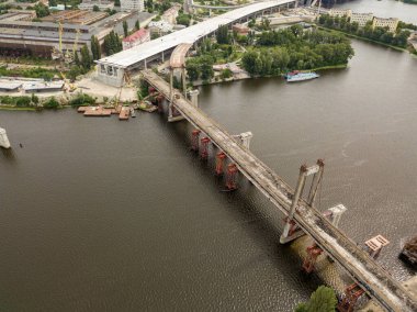 Hava aracı görüntüsü. Kiev 'deki Dinyeper nehrinin üzerindeki bir köprünün yeniden inşası.